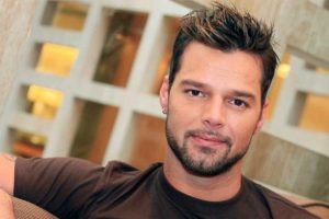 Ricky Martin yazarlığa soyundu