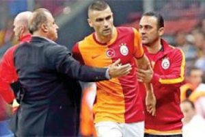 Taraftarla k&uuml;f&uuml;rleşti