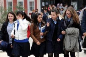 'Kız &ouml;ğrenciler etek giymesin'