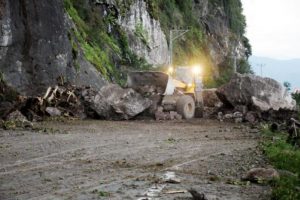 Kayalar yolcu minib&uuml;s&uuml; devirdi: 11 yaralı