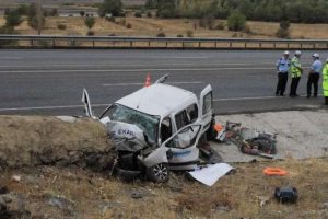 Otomobil istinat duvarına &ccedil;arptı: 2 &ouml;l&uuml;