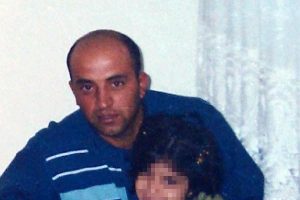 7 Ayrı bı&ccedil;akla eşini &ouml;ld&uuml;rm&uuml;ş ve...