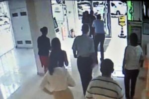 Gasp&ccedil;ı banka m&uuml;diresini rehin aldı