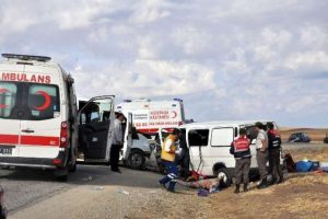 2 minib&uuml;s &ccedil;arpışınca...
