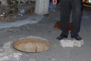Hırsızlar kapak &ccedil;aldı