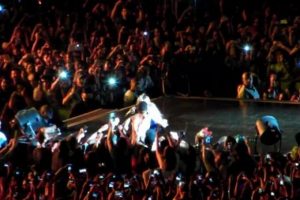 Beyonce'a sahnede taciz edildi!