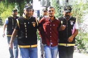 Evine giremeyince ger&ccedil;eği anladı