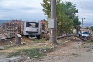 Kamyondan ayrılan dorse ağa&ccedil; devirdi