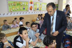 Belediye'den &ouml;ğrencilere kırtasiye seti