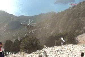 Paraş&uuml;t&uuml; kapanan pilot kayalıklara &ccedil;akıldı
