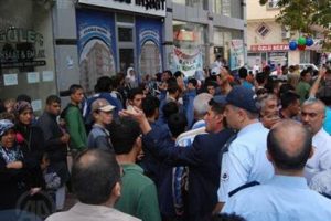 Suriyeliler kaymakamlığa y&uuml;r&uuml;mek istedi