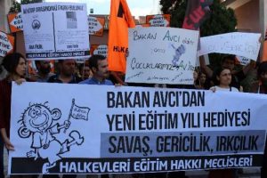 Bakanlık &ouml;n&uuml;nde kitaplı protesto