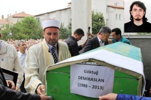 T&uuml;mgeneral Demiraslan'ın &ouml;ld&uuml;r&uuml;len oğluna veda