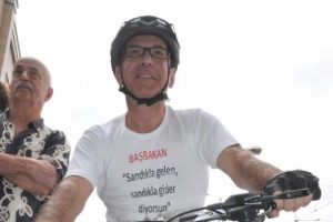 G&ouml;revden alınan belediye başkanı bisikletiyle yollara d&uuml;şt&uuml;