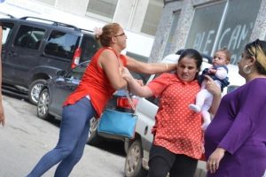 Sokak ortasında sa&ccedil; sa&ccedil;a, baş başa!