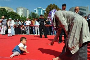 Bebeklerin yarışında anneleri ter d&ouml;kt&uuml;