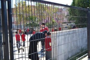 Tesett&uuml;r kıyafetli T&uuml;rk&ccedil;e &ouml;ğretmeni