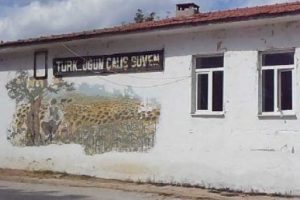 Cami yıkılınca eski okul mescide &ccedil;evrildi