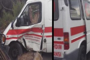 Ambulans kaza yaptı