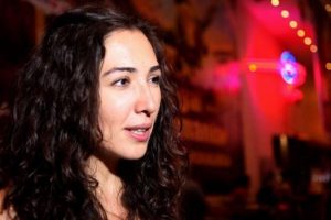 'K&ouml;ks&uuml;z' ayakta alkışlandı
