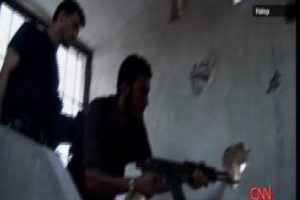 T&uuml;rk gazeteci harabeye d&ouml;nen Halep'e girdi