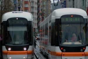 Tramvay altında kaldı feci şekilde &ouml;ld&uuml;
