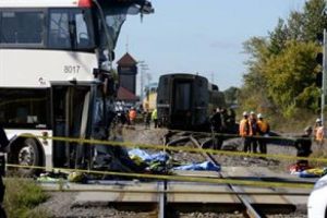 Otob&uuml;s ile tren &ccedil;arpıştı: 6 &ouml;l&uuml;