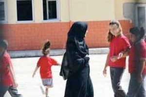 Tesett&uuml;rl&uuml; &ouml;ğretmen krizi