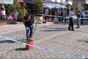 Adliye &ouml;n&uuml;nde silahlar patladı