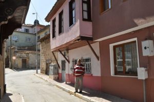 Tarihi evlere kamyon darbesi