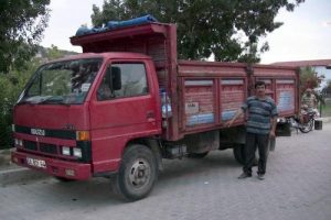 1 gecede 35 kamyonun ak&uuml;lerini &ccedil;aldılar