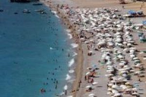 Sahiller yabancı turistlere kaldı