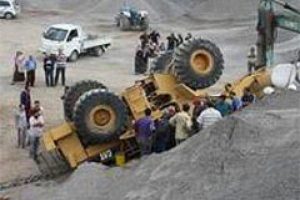İş makinesi yama&ccedil;tan yuvarlandı