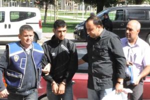Komşununa hırsızlığa gitti
