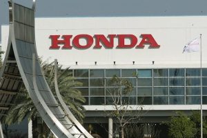 Honda 404 bin 700 aracını geri &ccedil;ağırıyor