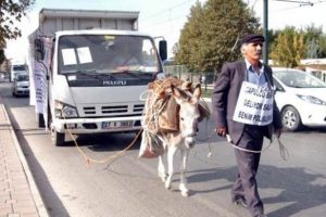 Eşekle kamyoneti &ccedil;ekti!