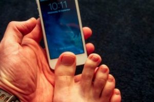 İphone 5S'i ayak parmağı da a&ccedil;acak mı?