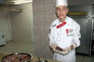 Herşey annesine mutfakta yardım etmesiyle başladı