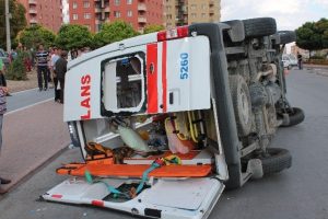 Hasta taşıyan ambulans kaza yaptı