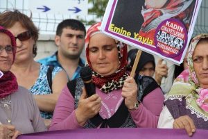 &Ccedil;ocuk gelin davasında anne g&ouml;z yaşlarına hakim olamadı