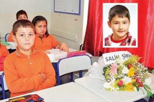 Tramvay kurbanı arkadaşa &ccedil;i&ccedil;ek