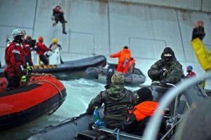 Greenpeace &uuml;yeleri uluslararası sularda g&ouml;zaltına alındı
