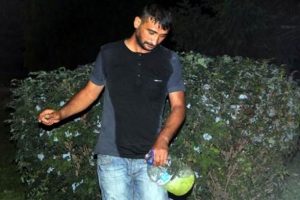 Belediye &ouml;n&uuml;nde kendini yakacaktı
