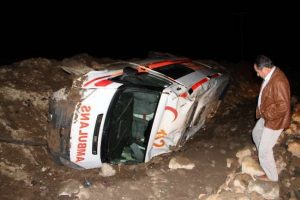 Ambulans şarampole yuvarlandı: 3 yaralı