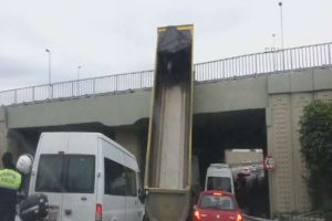 Kamyonun damperi a&ccedil;ılınca...