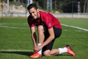 Hakan &Ccedil;alhanoğlu &Ouml;zen'in takibinde!