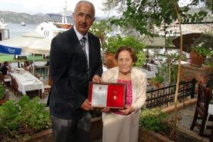 Emekli &ouml;ğretmenden &ouml;rnek davranış