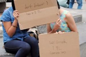 "Sarılmak 1 TL" afişi izdiham yarattı
