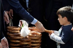 Erdoğan cemaate simit dağıttı