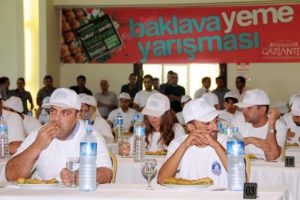1 kilo baklavayı 3 dakikada yedi